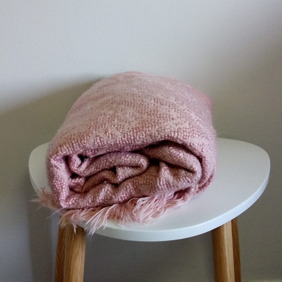 Large pink throw blanket - Picture 3 of 4